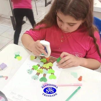 Aulas no laboratório de ciências promovem aprendizado lúdico 