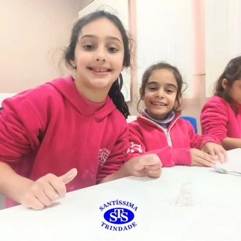 Aulas no laboratório de ciências promovem aprendizado lúdico 