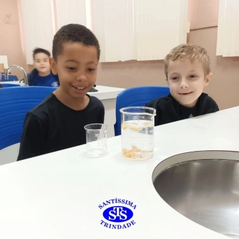 Aulas no laboratório de ciências promovem aprendizado lúdico 