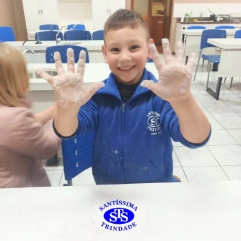 Aulas no laboratório de ciências promovem aprendizado lúdico 