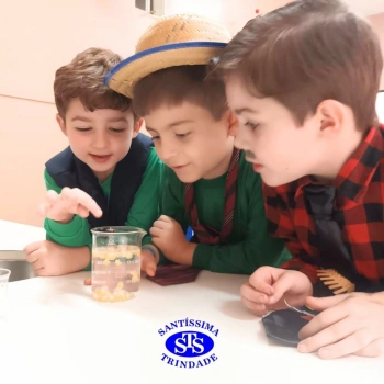 Aulas no laboratório de ciências promovem aprendizado lúdico 