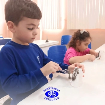Aulas no laboratório de ciências promovem aprendizado lúdico 