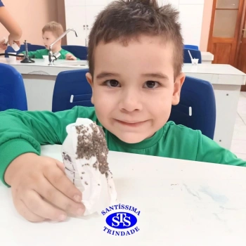 Aulas no laboratório de ciências promovem aprendizado lúdico 
