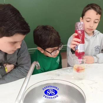 Aulas no laboratório de ciências promovem aprendizado lúdico 