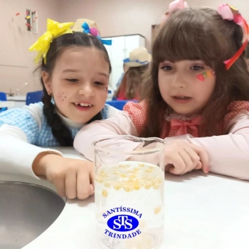 Aulas no laboratório de ciências promovem aprendizado lúdico 