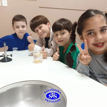 Aulas no laboratório de ciências promovem aprendizado lúdico 