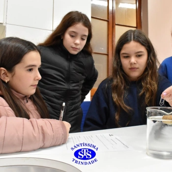 Aulas no laboratório de ciências promovem aprendizado lúdico 