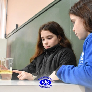 Aulas no laboratório de ciências promovem aprendizado lúdico 