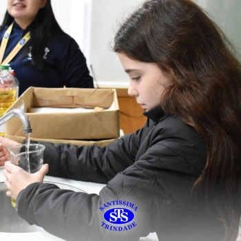 Aulas no laboratório de ciências promovem aprendizado lúdico 