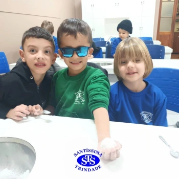 Aulas no laboratório de ciências promovem aprendizado lúdico 