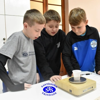 Aulas no laboratório de ciências promovem aprendizado lúdico 