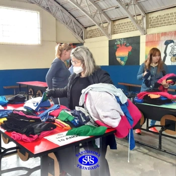 6ª edição do Brechó Solidário de Uniformes do Colégio ocorreu hoje