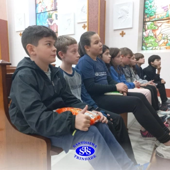 Alunos fazem doação para o tapete fraterno de Corpus Christi