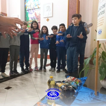 Alunos fazem doação para o tapete fraterno de Corpus Christi