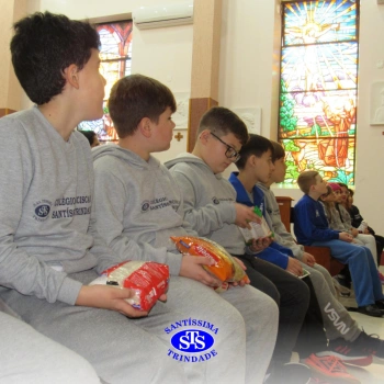 Alunos fazem doação para o tapete fraterno de Corpus Christi