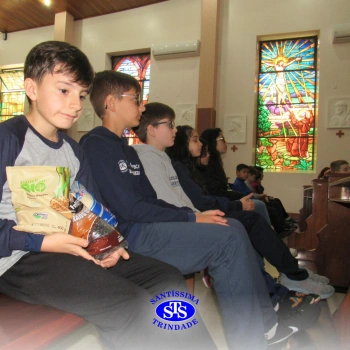Alunos fazem doação para o tapete fraterno de Corpus Christi