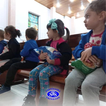 Alunos fazem doação para o tapete fraterno de Corpus Christi