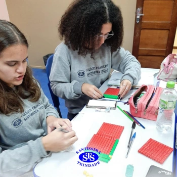 Alunos estudam equações do 2º Grau através do material dourado