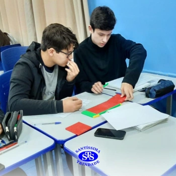 Alunos estudam equações do 2º Grau através do material dourado