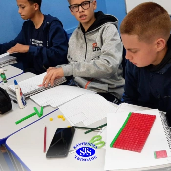 Alunos estudam equações do 2º Grau através do material dourado