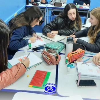 Alunos estudam equações do 2º Grau através do material dourado