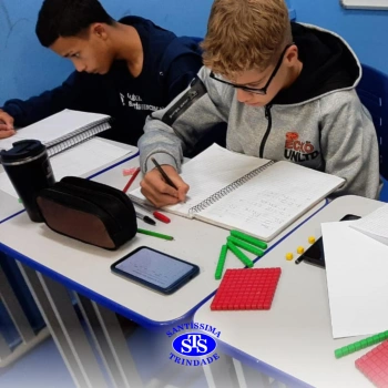 Alunos estudam equações do 2º Grau através do material dourado