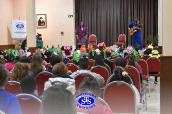 Colégio recebe a escritora e contadora de histórias Léia Cassol