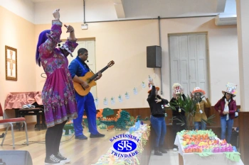 Colégio recebe a escritora e contadora de histórias Léia Cassol