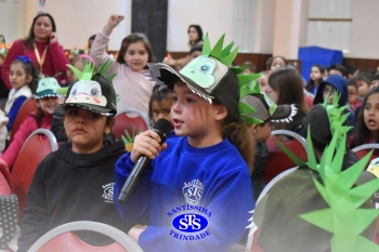 Colégio recebe a escritora e contadora de histórias Léia Cassol