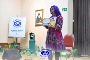 Colégio recebe a escritora e contadora de histórias Léia Cassol
