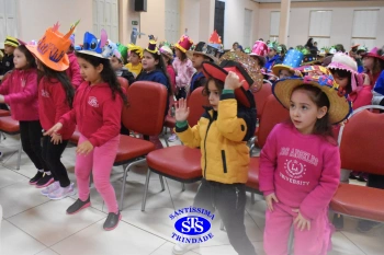 Colégio recebe a escritora e contadora de histórias Léia Cassol