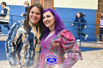Colégio recebe a escritora e contadora de histórias Léia Cassol