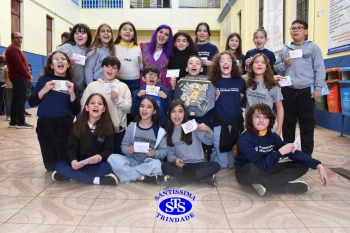 Colégio recebe a escritora e contadora de histórias Léia Cassol