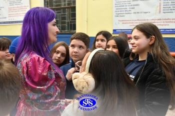 Colégio recebe a escritora e contadora de histórias Léia Cassol
