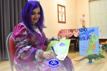 Colégio recebe a escritora e contadora de histórias Léia Cassol