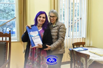 Colégio recebe a escritora e contadora de histórias Léia Cassol