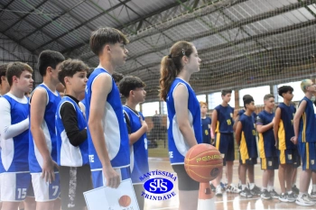 Amistoso de basquete entre os Colégios Santíssima e SantAnna