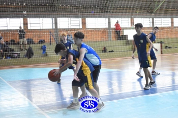 Amistoso de basquete entre os Colégios Santíssima e SantAnna