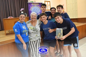 Colégio recebe a escritora Marcia Kupstas no Projeto Autor Presente