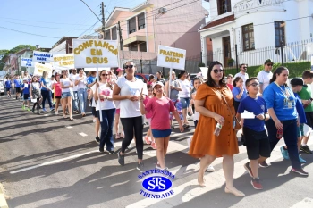 Caminhada Franciscana pela Paz reúne famílias para espalhar a paz e o bem