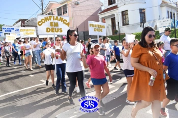 Caminhada Franciscana pela Paz reúne famílias para espalhar a paz e o bem