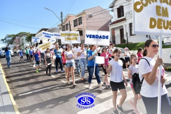 Caminhada Franciscana pela Paz reúne famílias para espalhar a paz e o bem