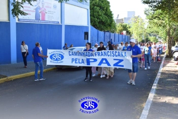 Caminhada Franciscana pela Paz reúne famílias para espalhar a paz e o bem