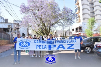Caminhada Franciscana pela Paz reúne famílias para espalhar a paz e o bem