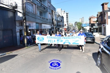 Caminhada Franciscana pela Paz reúne famílias para espalhar a paz e o bem