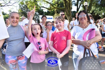 Caminhada Franciscana pela Paz reúne famílias para espalhar a paz e o bem