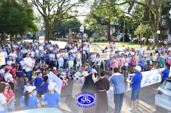 Caminhada Franciscana pela Paz reúne famílias para espalhar a paz e o bem