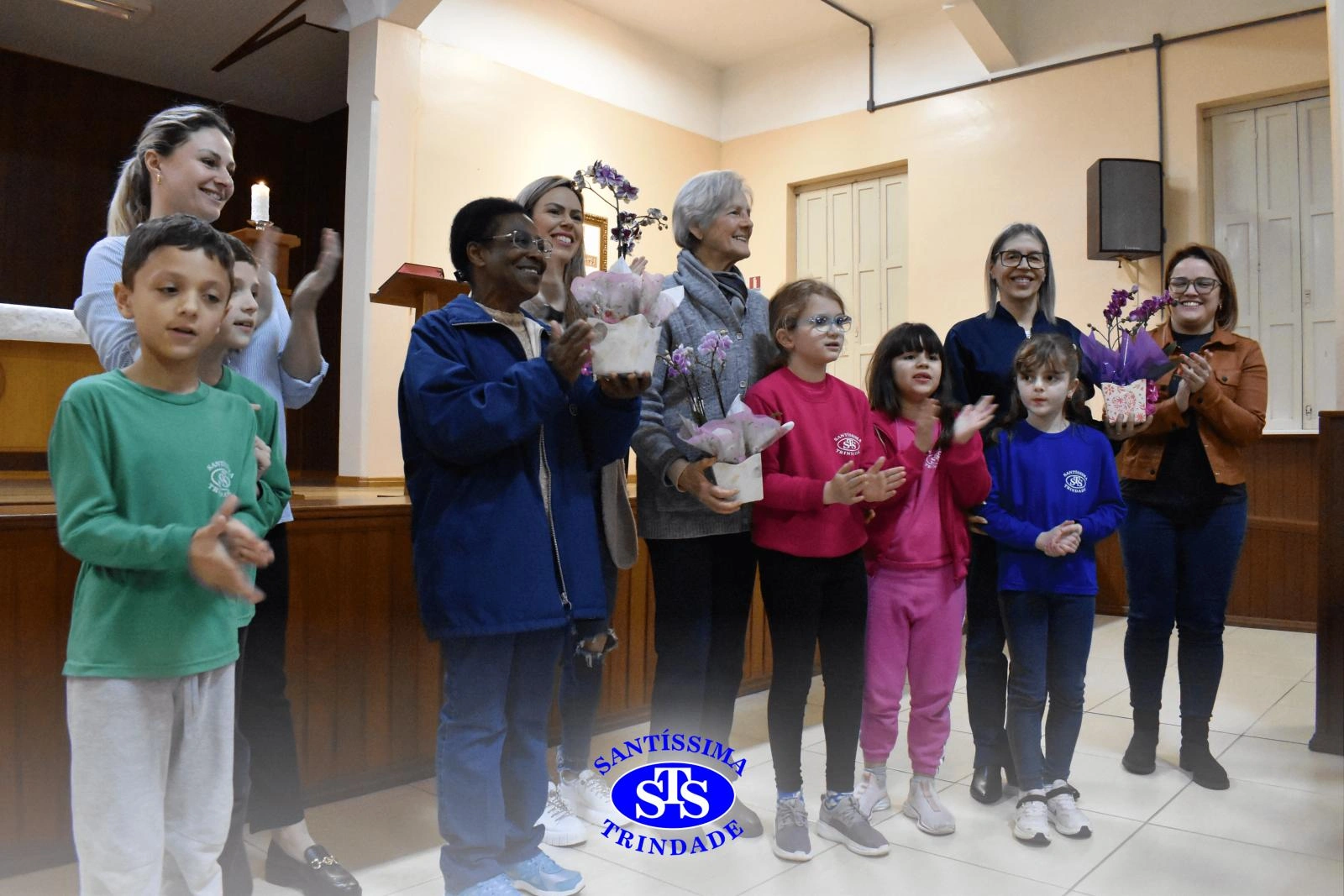 Alunos do 2º ano e suas famílias participam da missa do Colégio