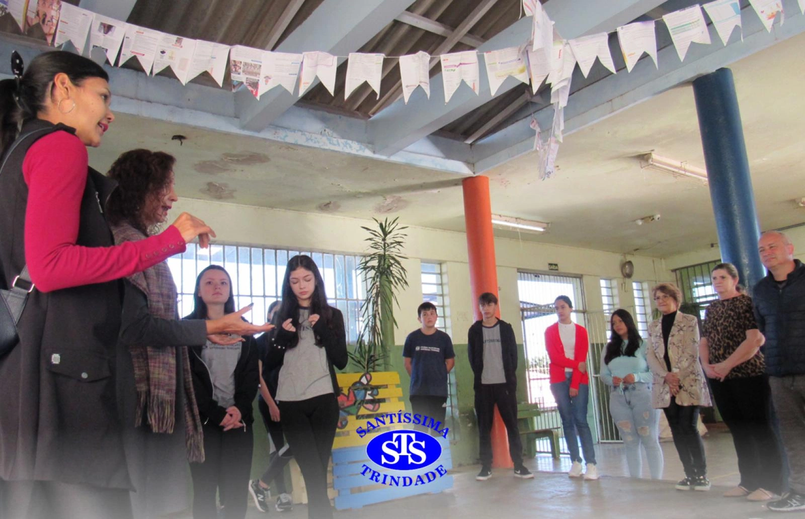 Alunos do Colégio Santíssima fazem releituras de obras de arte em bancos para presentear a comunidade