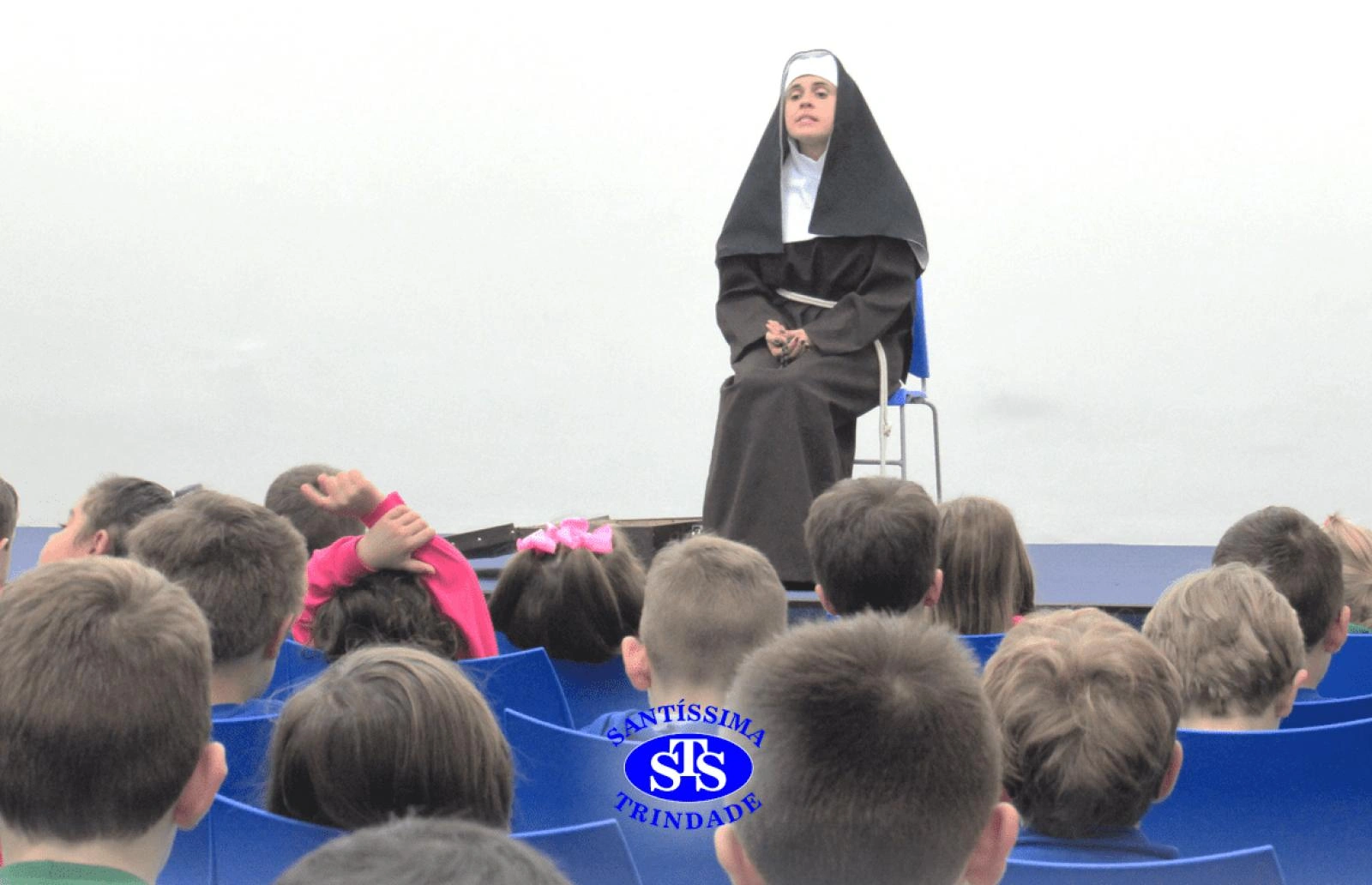 Visita surpreende crianças do Infantil 5